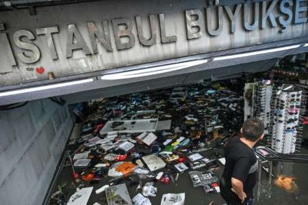 Des catastrophes qui pourraient devenir de plus en plus fréquentes. Ici un commerçant tente de sauver sa marchandise dans un centre commercial du quartier d'Eminonu à Istanbul, le 17 août 2019. © Ozan Kose, AFP