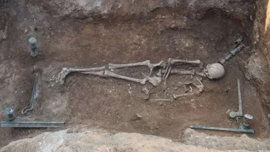 La sépulture a été trouvée près de la ville de Mavropigi, qui abritait autrefois un sanctuaire en l'honneur du dieu Apollon. © Areti Chondrogianni-Metoki