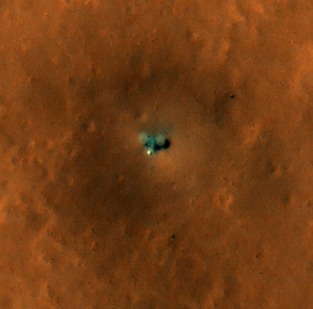 Gros plan sur le lander Insight. Si le bouclier du sismomètre est visible (tache brillante), on ne peut pas voir le capteur de flux thermique HP3, l'autre instrument déployé par InSight. © Nasa, JPL-Caltech, University of Arizona