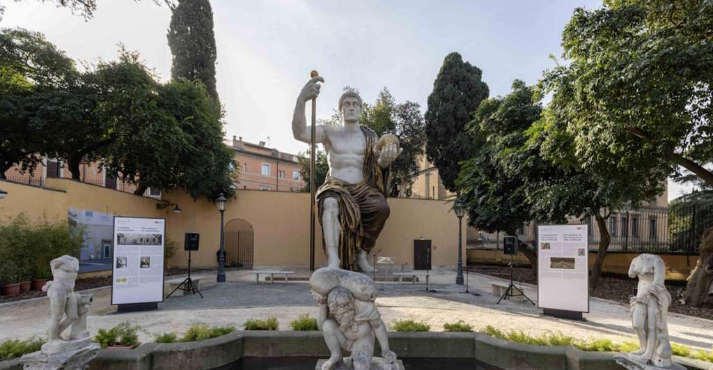 La nouvelle statue colossale de Constantin, inaugurée dans les jardins des Musées Capitolins, se révèle imposante : elle mesure 13 mètres de haut. © Musées Capitolins