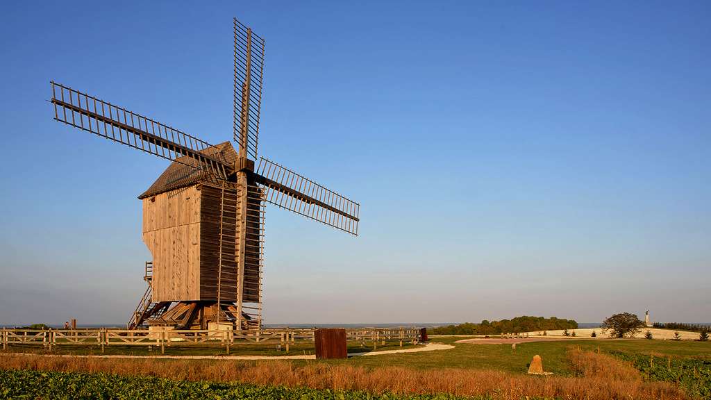 Le moulin de Valmy : célèbre symbole révolutionnaire, France Le moulin de Valmy : célèbre symbole révolutionnaire, France