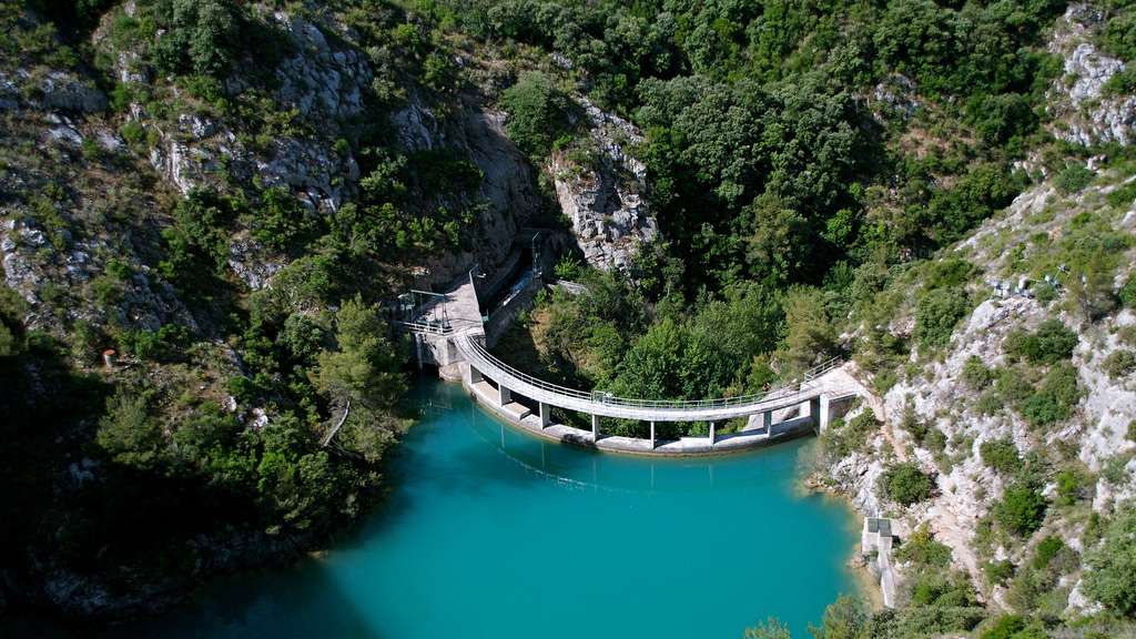 Le Barrage de Bimont, au pied de la montagne Sainte-Victoire Le Barrage de Bimont, au pied de la montagne Sainte-Victoire