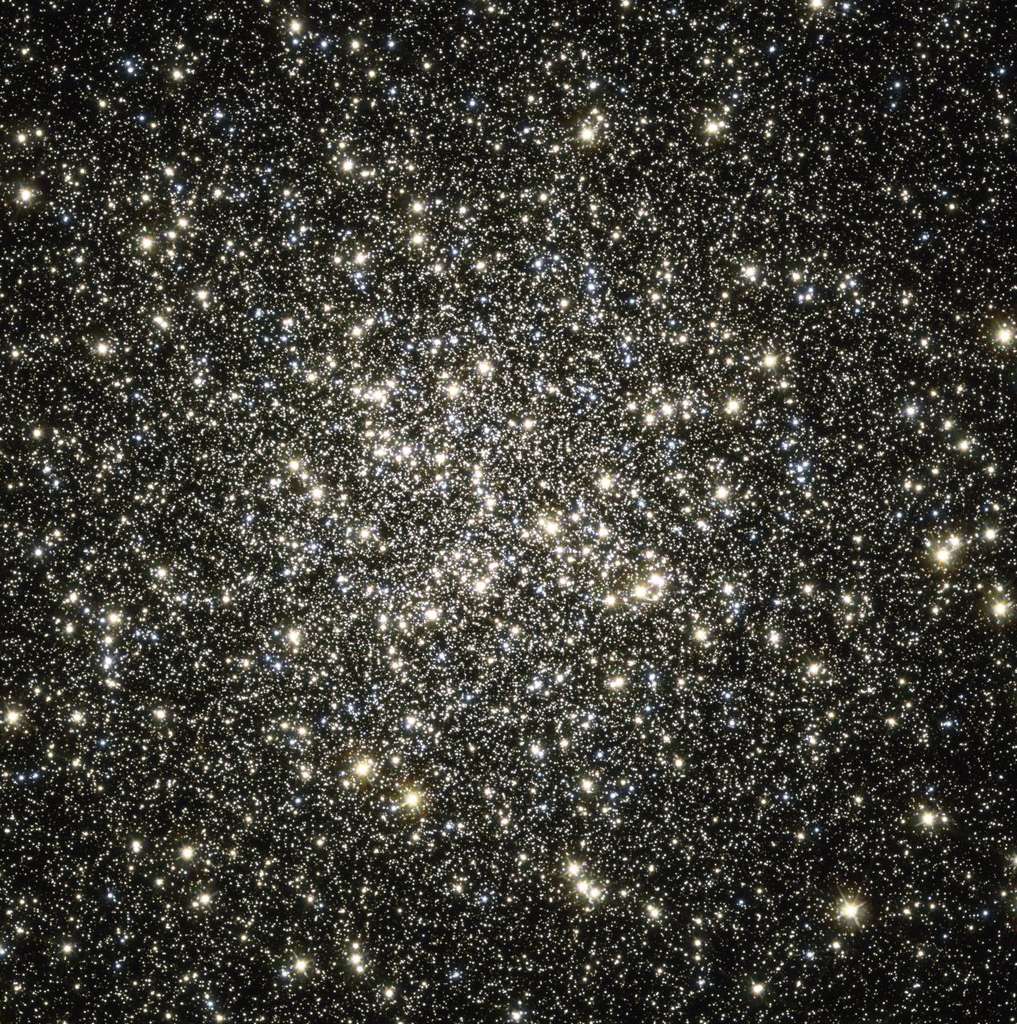 Au centre de Messier 13 (M13), voici l’amas globulaire le plus brillant de l’hémisphère nord. Observable dans la constellation d’Hercule, il est situé à 25.000 années-lumière de la Terre. © Esa, Hubble, Garching bei München