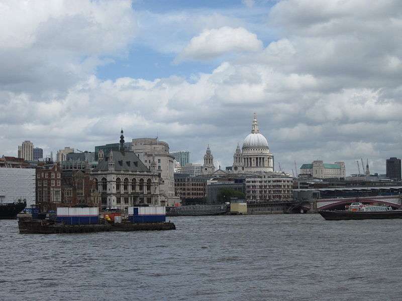 Beaucoup de déchets sont invisibles, car présents sous la surface de l’eau de la Tamise, le fleuve qui traverse Londres. © Zeisterrre, Wikimedia Commons, cc by sa 3.0