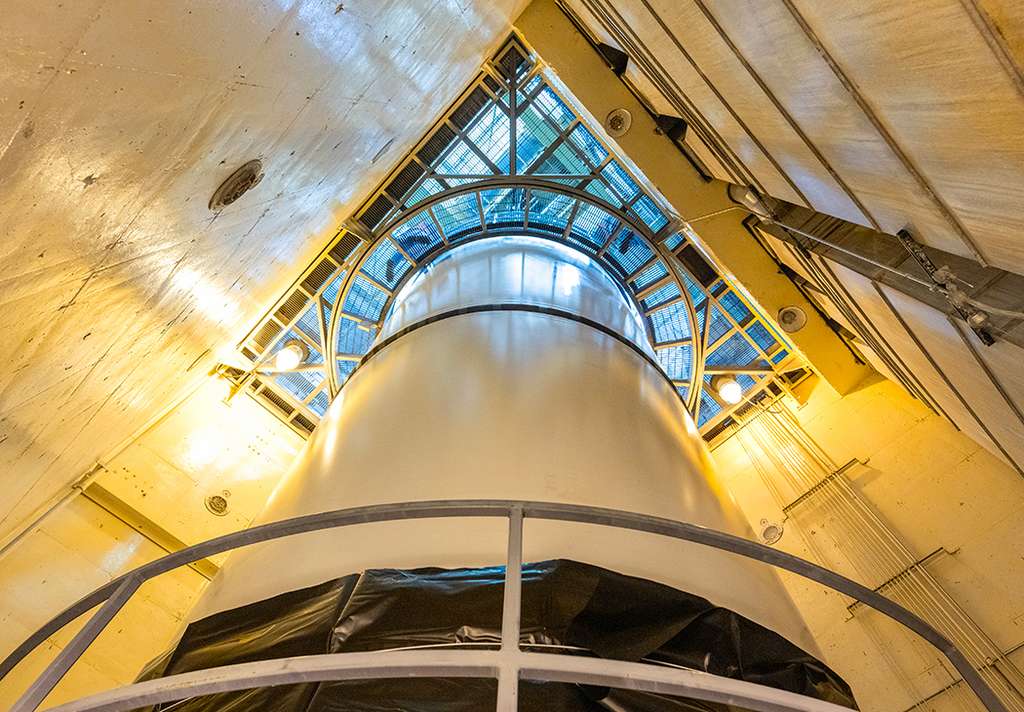 Assemblage d'un propulseur pour le SLS d'Artemis-4 dans l'usine de Northrop Grumman. Pour rappel, le SLS compte deux propulseurs d'appoint à cinq segments, directement dérivés des Solid Rocket Booster (SRB) de la navette spatiale. © Nasa