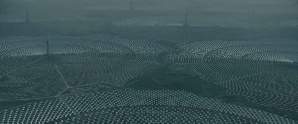 Les champs de panneaux photovoltaïques visibles dans la séquence d'ouverture de Blade Runner 2049, de Denis Villeneuve (2017). © Warner Bros., Thunder Road Pictures