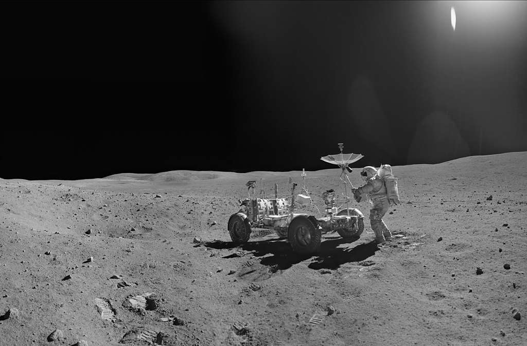 John Young aligne l'antenne de sa "jeep" vers la Terre. John Young aligne l'antenne de sa "jeep" vers la Terre.