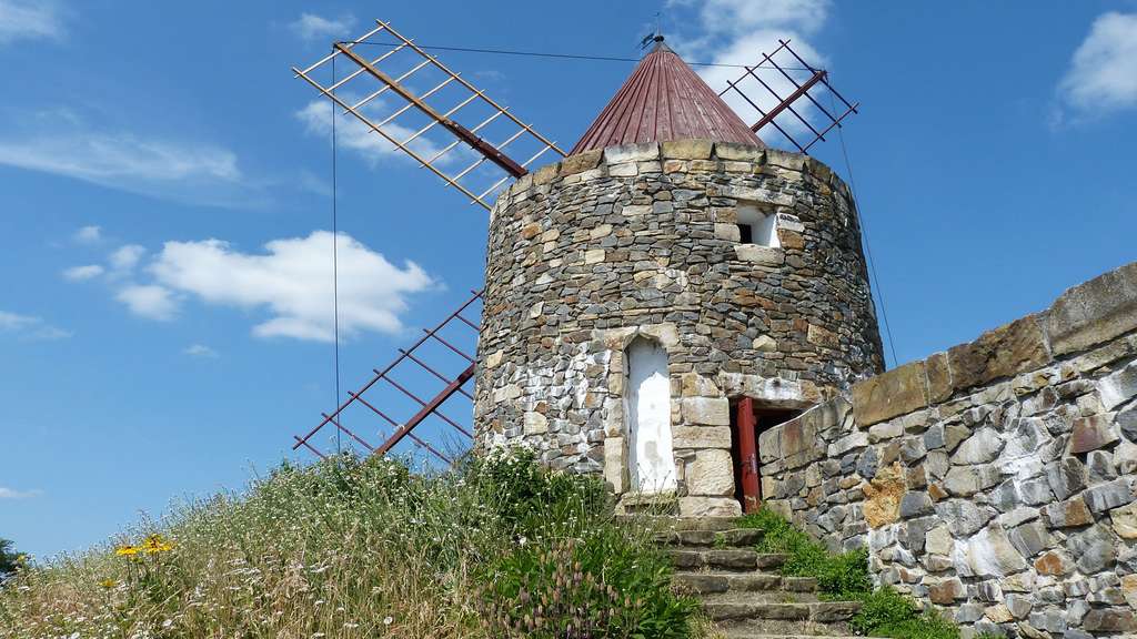 Un moulin à vent en pierre au Portugal Un moulin à vent en pierre au Portugal