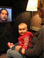 « Lorsque celle qui parle change de langue, le film est plus intéressant » nous explique ce bébé. Crédit : Infant Studies Centre « Lorsque celle qui parle change de langue, le film est plus intéressant » nous explique ce bébé. Crédit : Infant Studies Centre