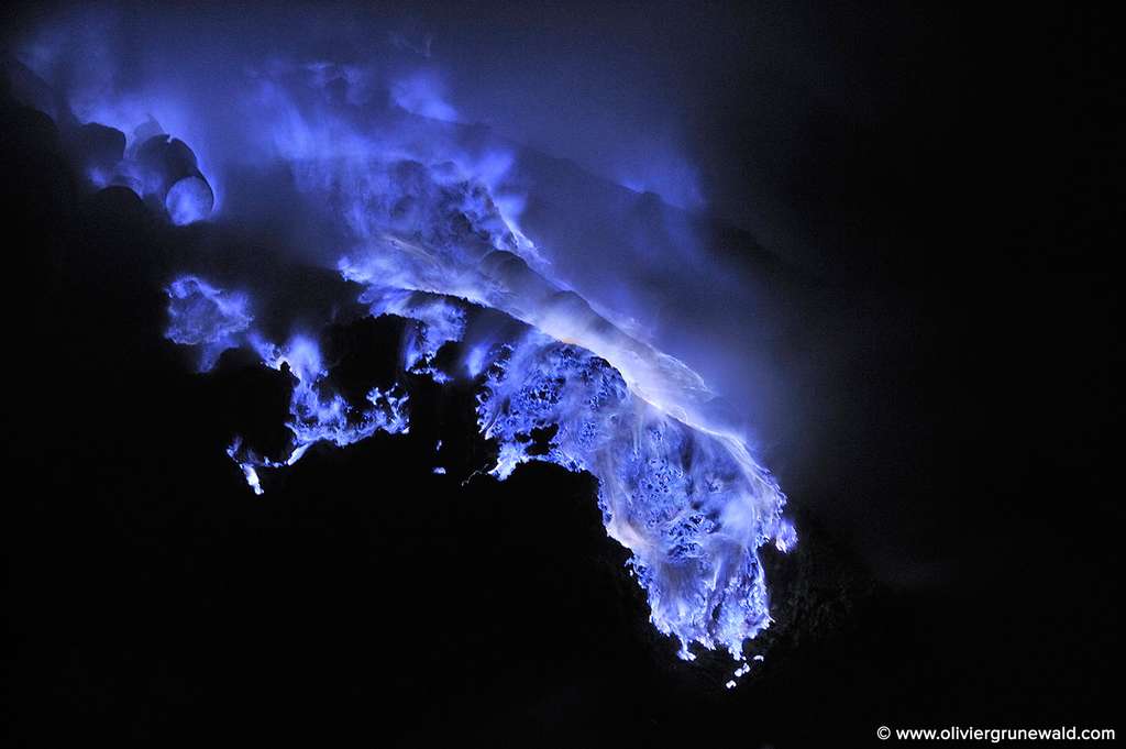 In dit les tranges flammes  bleues du volcan  Kawah Ijen 