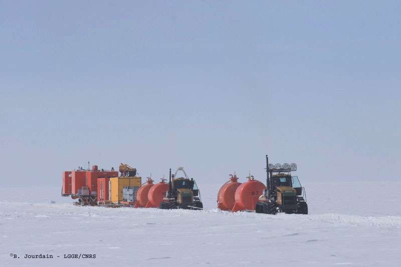 Antarctique : convoi de matériel tiré par des tracteurs Antarctique : convoi de matériel tiré par des tracteurs