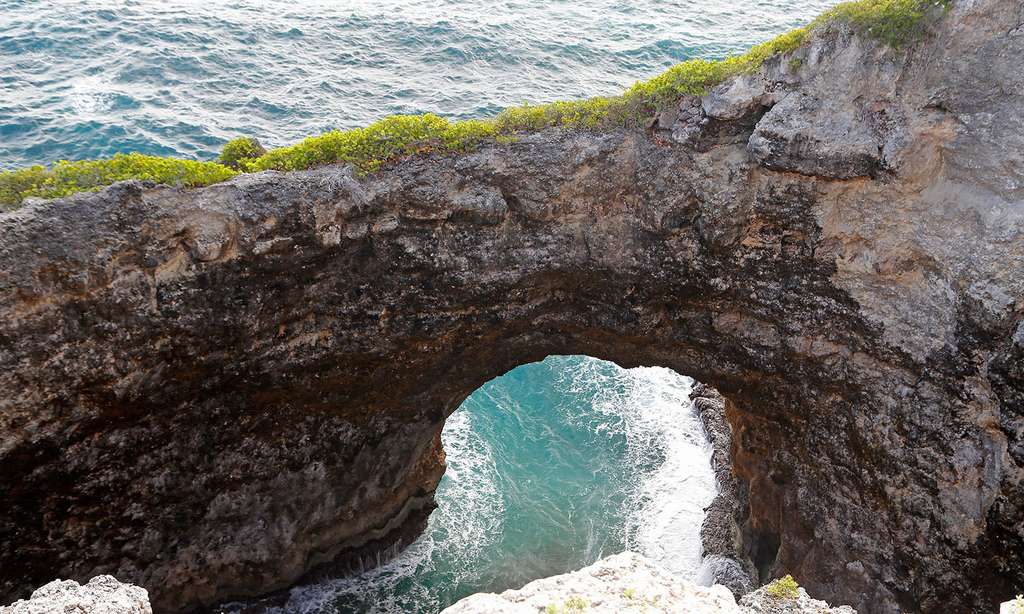 La « Gueule Grand Gouffre », une arche naturelle creusée par les vagues dans la falaise calcaire. © Antoine, tous droits réservés