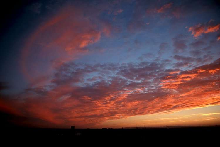 Un nuage au nom très long : Altocumulus stratiformis opacus undulatus virga Un nuage au nom très long : Altocumulus stratiformis opacus undulatus virga