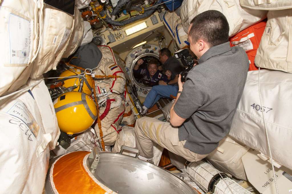 Arrivée du Japonais à bord de la Station spatiale internationale. On le voit sortir du Soyuz MS-20 qui l'a transporté, avec deux autres personnes, de la Terre jusqu'au complexe orbital. © Nasa, ESA