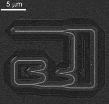 Cette minuscule puce est gravée en plusieurs couches, formant un réseau à trois dimensions où chaque nœud travaille à la manière d'un neurone. Elle peut fonctionner comme une mémoire. De quoi, espèrent ses inventeurs, stocker une quantité considérable d'informations. Cette minuscule puce est gravée en plusieurs couches, formant un réseau à trois dimensions où chaque nœud travaille à la manière d'un neurone. Elle peut fonctionner comme une mémoire. De quoi, espèrent ses inventeurs, stocker une quantité considérable d'informations.