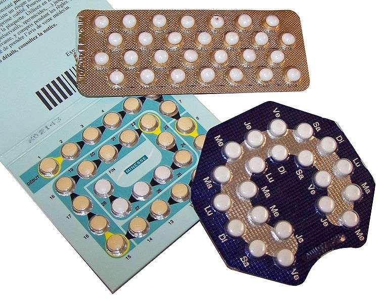 Pour qu’elle fonctionne correctement, la pilule contraceptive doit être prise tous les jours à la même heure. © Ceridwen, Wikipédia, cc by sa 3.0