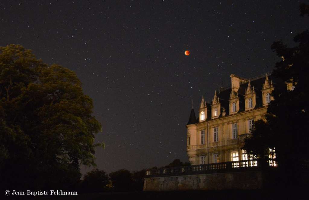 La super Lune survole un vignoble bourguignon, tout près du château de Brochon, en Côte d'Or. © Jean-Baptiste Feldmann