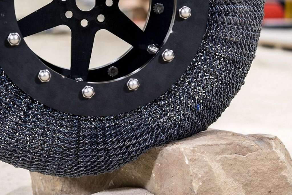 Grâce à l'alliage nickel-titane, le pneu peu absorber les irrégularités sans dommage et retrouver sa forme aussi vite que le caoutchouc. © The SMART Tire Company