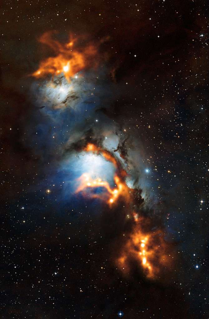 Cette image des environs de la nébuleuse par réflexion Messier 78, montre les nuages de poussière cosmiques. Les observations dans les longueurs d'onde submillimétriques réalisées avec le télescope Apex (Atacama Pathfinder Experiment), visibles en orange, utilisent le rayonnement thermique des grains de poussière interstellaire pour donner aux astronomes les lieux de formation des nouvelles étoiles. Ces images sont superposées à une image de cette région prise en lumière visible. © ESO/Apex (MPIfR/ESO/OSO)/T. Stanke et al./Igor Chekalin/Digitized Sky Survey 2