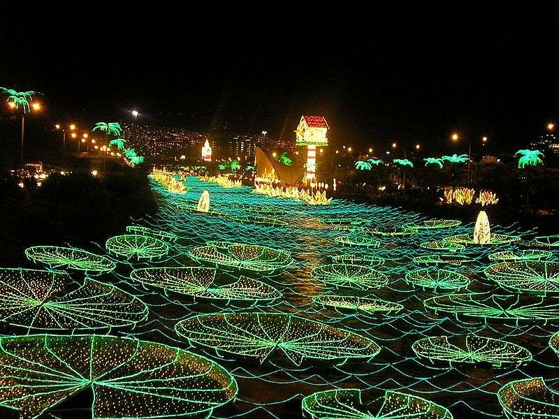 Décorations de Noël sur la rivière Medellín, en Colombie Décorations de Noël sur la rivière Medellín, en Colombie