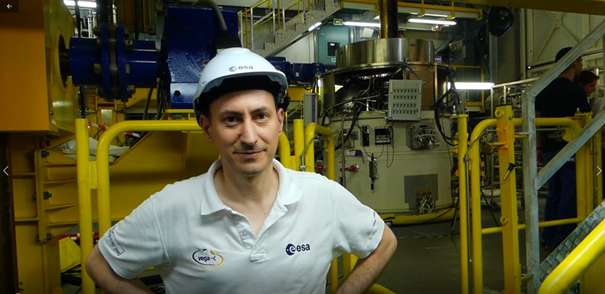 Benoît Pouffary, responsable de la campagne de lancement de Vega-C à l’ESA, devant l'étage supérieur Avum+ (à sa gauche), dont l'avionique et les systèmes électroniques ont été protégés par une chape de plomb pendant les tests d'acceptance. © Daniel Chrétien, Futura Sciences