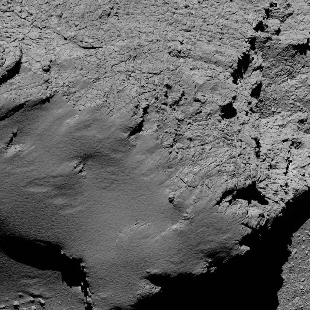 Image prise par la caméra à angle étroit (Narrow Angle Camera) d’Osiris à 08 h 53 (06 h 53 TU). La sonde était à 8,9 km de la surface. Une partie de la région Hathor en haut à droite et Ma’at en bas à gauche. La résolution est de 17 cm par pixel. La largeur de l’image est de 350 mètres. © ESA, Rosetta, MPS for OSIRIS Team MPS, UPD, LAM, IAA, SSO, INTA, UPM, DASP, IDA