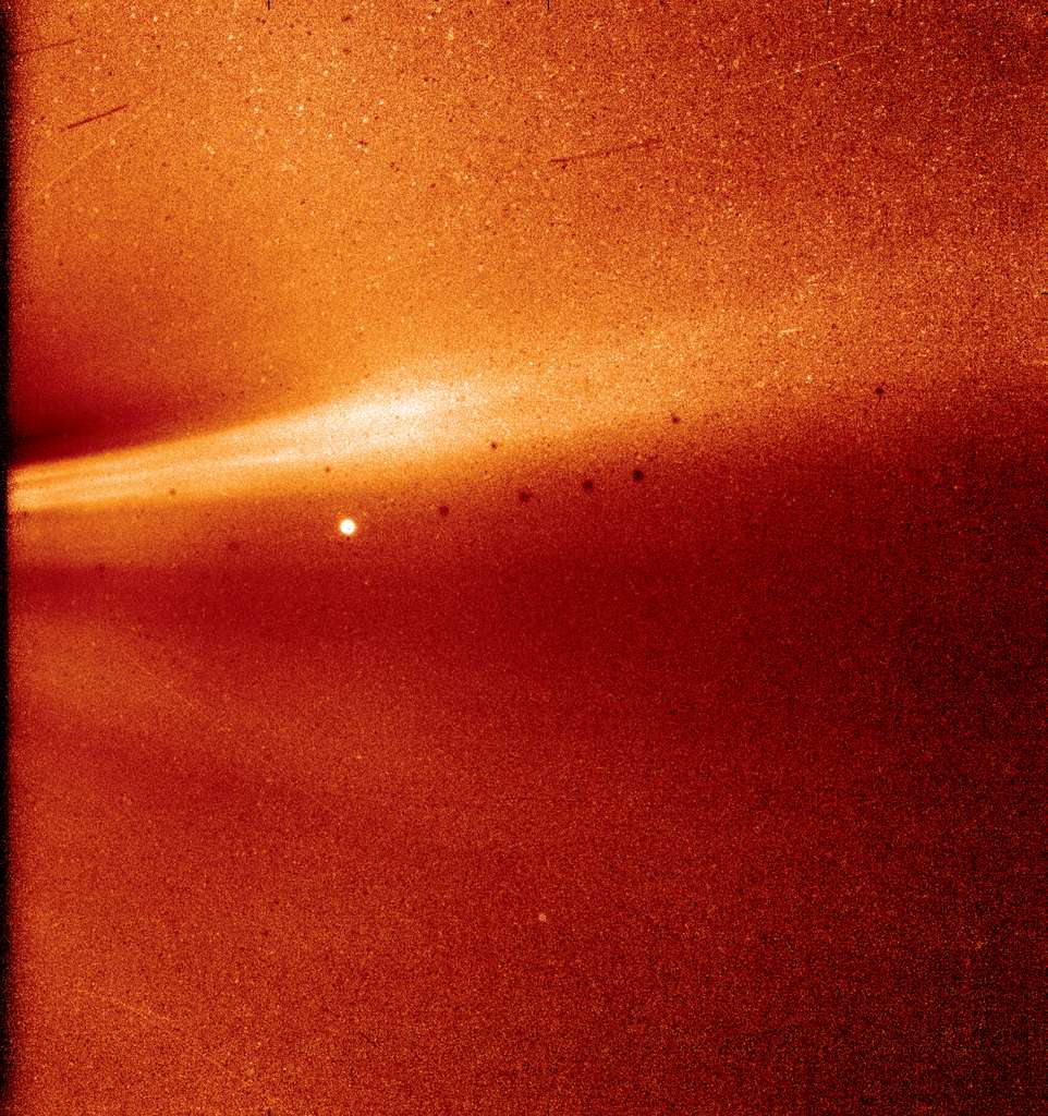Un jet coronal vu par la sonde Parker Solar Probe le 8 novembre lors d'un survol rapproché du Soleil. Ce dernier se situe hors du cadre de l'image à gauche. L'énorme point brillant visible sous le jet est la planète Mercure. Nasa/Naval Research Laboratory/Parker Solar Probe