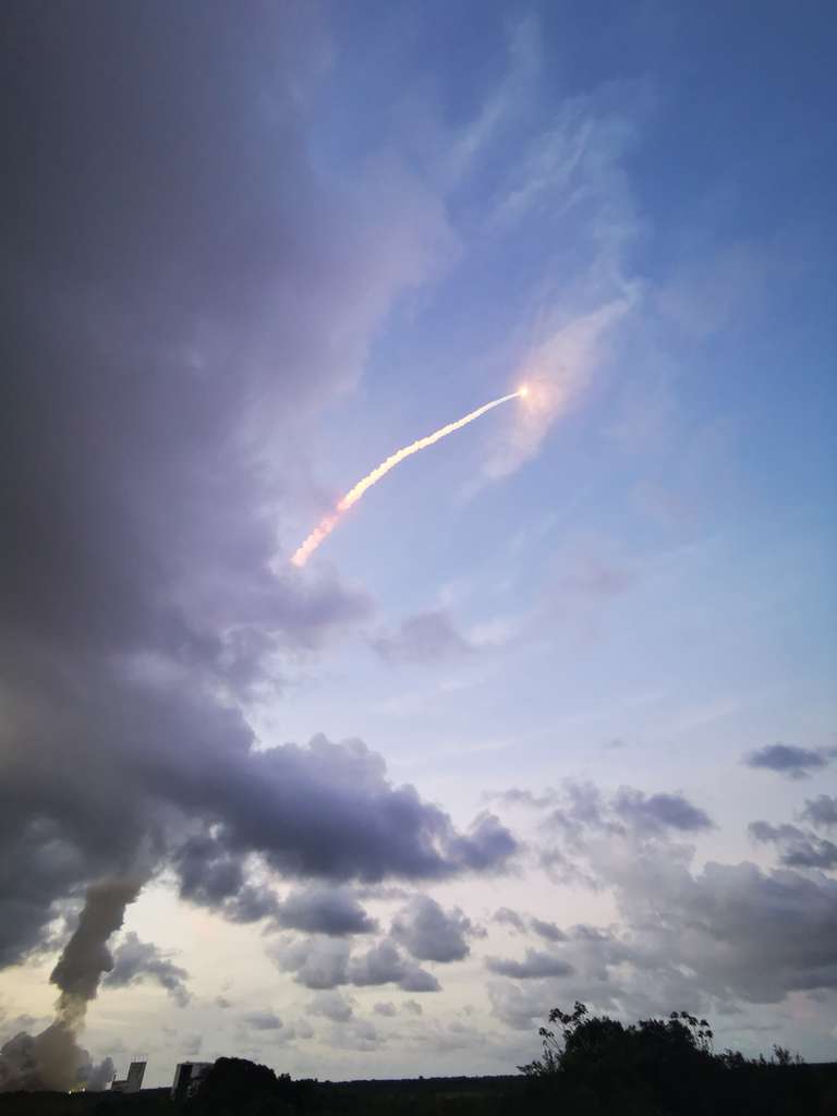 Ariane 5 coupe le ciel en deux. Le vol a duré 39 minutes et 57 secondes. © Daniel Chrétien, Futura Sciences