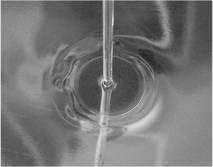 Figure 3. Un trou blanc peut se simuler chez soi dans un évier. Au voisinage du jet, tout est calme, mais passé une zone circulaire, l'horizon du "trou blanc", tout change. © University of St Andrews Figure 3. Un trou blanc peut se simuler chez soi dans un évier. Au voisinage du jet, tout est calme, mais passé une zone circulaire, l'horizon du "trou blanc", tout change. © University of St Andrews