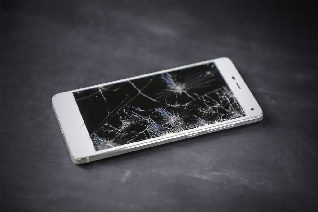 Un smartphone à l'écran brisé. © daylight917, Adobe Stock