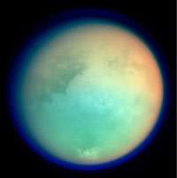Cette mosaïque de Titan est composée de 4 images acquises dans l'ultraviolet et l'infrarouge, deux longueurs d'ondes bien plus sensibles que la lumière visible pour observer et détailler la surface de la lune, en raison de l'épaisse couche atmosphèrique qui la recouvre.