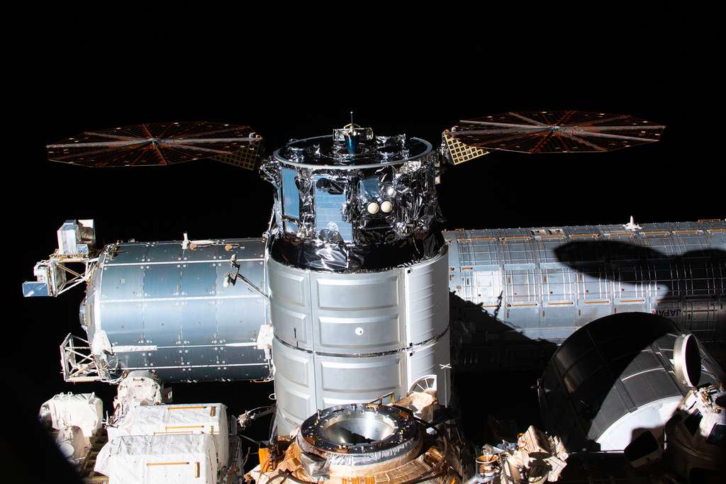 Un cargo Cygnus amarré à la Station spatiale internationale (avril 2022). © Nasa