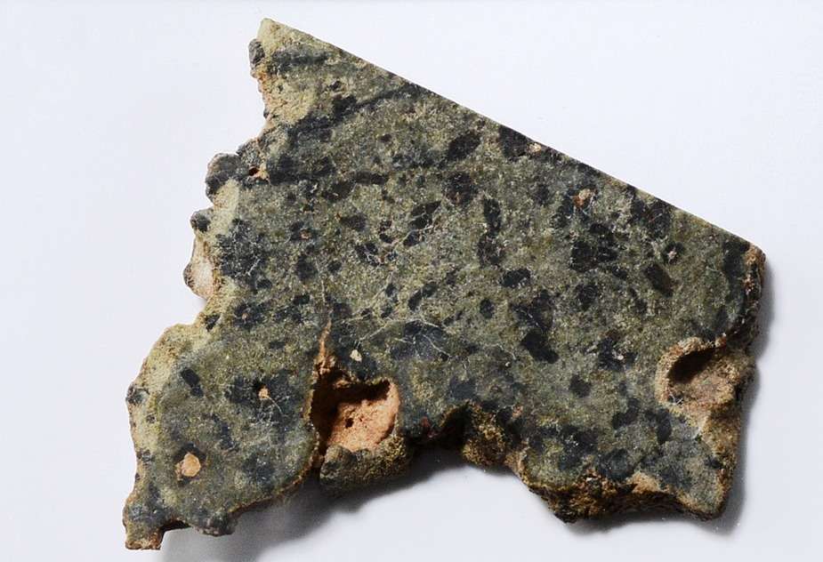 Météorite martienne : DAG 670. Elle a été trouvée en 1999 sur le plateau de Dar al Gani, en Lybie. C'est un basalte martien classé « shergottite ». © carionmineraux.com
