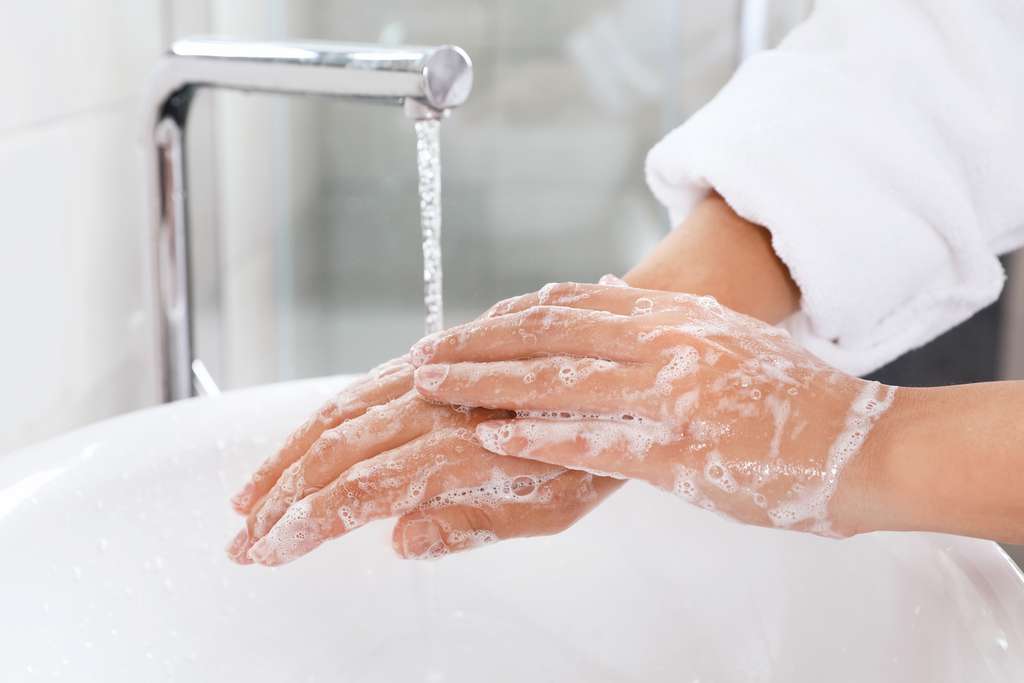 Se laver les mains à l'eau savonneuse doit durer 20 à 30 secondes au minimum. © New Africa, Adobe Stock