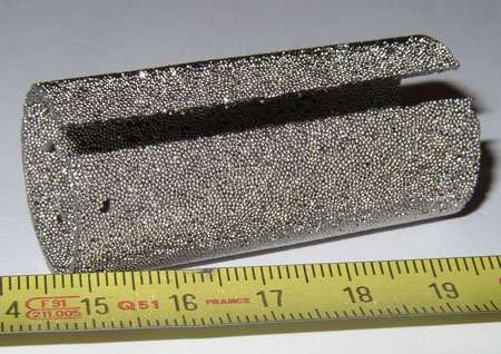 D'un diamètre extérieur de 20 mm et d'une épaisseur de paroi de 1,5 mm, une prothèse de trachée en titane poreux pour une implantation humaine.