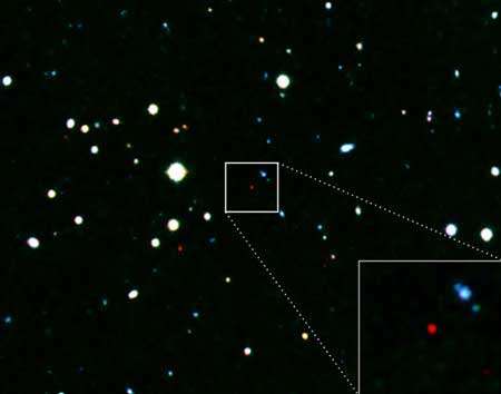 Image du sursaut gamma le plus lointain jamais observé à cette date : le petit point rouge, au centre et agrandi en bas à droite. La lumière a voyagé environ 13 milliards d’années avant de parvenir jusqu'à nous ! (Image obtenue par l'instrument Grond, installé sur le télescope de 2.2 mètres du MPE, à La Silla, Chili.)