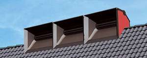 Trois modules de l'éolienne de toiture AéroCube installés sur le faîtage d’une maison. Les pales sont invisibles. © DR