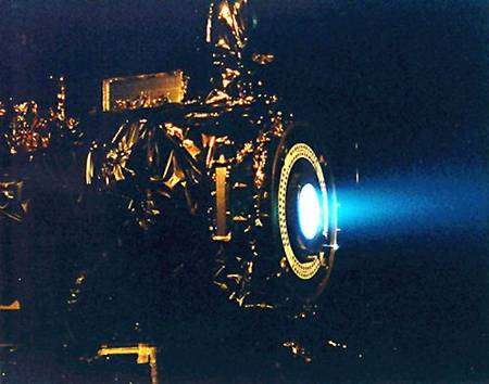 Un moteur ionique en fonctionnement (ici, Deep Space 1). Crédit : Nasa/JPL. Le vaisseau de 1217,7 kg a été équipé de trois de ces moteurs, d'une masse unitaire de 8,9 kg pour un volume comparable à celui d'un ballon de basket et alimentés par une réserve de 425 kg de xénon qui lui assure 2.000 jours d'autonomie en fonctionnement continu. Bien que la faible impulsion procurée par le fluide ionique éjecté par ses moteurs à près de 145.000 km/h prenne quatre jours pour accélérer Dawn de 100 km/h, elle sera néanmoins suffisante pour effectuer toutes les corrections et changements de trajectoire désirés, y compris la mise en orbite et le départ vers un second objectif. Bonjour à Mars, en passant Lancée le 27 septembre 2007 à 11 h 34 TU (après un bref report provoqué par un bateau de plaisance naviguant dans la zone de récupération en cas d'échec) du complexe 17b de Cap Canaveral par une fusée Delta II Heavy avec étage supérieur Star 48, Dawn suit une trajectoire directe qui l'amènera à franchir l'orbite lunaire après une journée de navigation, propulseurs ioniques activés. Directement injecté sur une orbite solaire elliptique, le vaisseau spatial croisera Mars le 4 février 2009 à une distance de 500 km de façon à lui procurer une assistance gravitationnelle, augmentant sa vélocité de 4.020 km/h. Ce survol sera aussi mis à profit pour calibrer une partie de l'instrumentation de bord, ainsi que pour effectuer diverses observations de la planète. La sonde prendra ensuite la route de Vesta et Cérès. Dimensions comparées des principaux astéroïdes, dont Vesta et Cérès, avec la planète Mars. Crédit : Nasa/JPL. Les collines de Vesta Après une nouvelle orbite solaire, Dawn pénètrera dans la ceinture d'astéroïdes et se dirigera vers Vesta, son premier objectif, un astéroïde de 458 x 578 km. Le 21 mai 2011, les techniciens entameront la phase d'approche et activeront les instruments de la sonde, qui débutera son programme d'observation. Alors que les moteurs ioniques décéléreront lentement l'appareil, les caméras de Dawn scruteront Vesta afin d'en disposer d'une cartographie complète à l'arrivée, mais aussi pour détecter d'éventuels satellites naturels ou autres débris dans son environnement. Le 14 août 2011, Dawn se placera en orbite polaire de 2.500 km autour de l'astéroïde. Celle-ci sera modifiée à plusieurs reprises, et abaissée à moins de 200 km de la surface afin de permettre des observations plus détaillées, notamment des neuf collines jusqu'ici mises en évidence à sa surface depuis la Terre. Cérè, planète naine, comme Pluton Le 22 mai 2012, Dawn quittera définitivement Vesta et se dirigera vers son second objectif : Cérès, un astéroïde de 909 x 975 km dont les caractéristiques, notamment la forme relativement sphérique, l'ont fait incorporer dans la catégorie des planètes naines. La phase d'approche débutera le 8 novembre 2014, selon un scénario identique à celui adopté pour Vesta. La mise en orbite interviendra le 1er février 2015, selon des paramètres qui restent à déterminer en fonction de l'étude préliminaire de la planète naine. A ce moment, Dawn aura parcouru 4,9 milliards de kilomètres depuis la Terre.