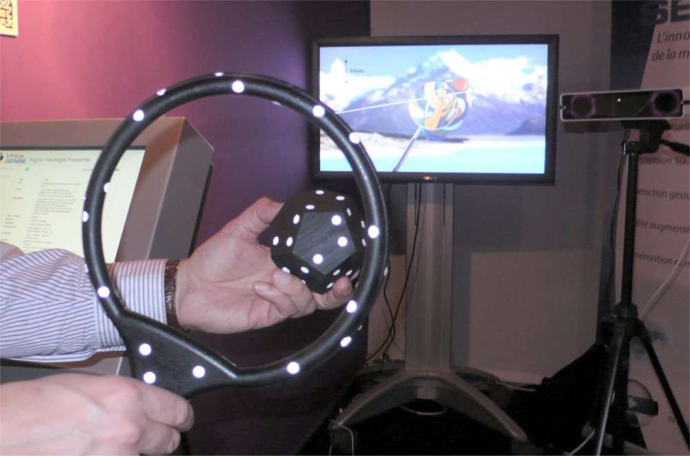 La pseudo-raquette est une loupe. Le dodécaèdre une sorte de souris. C'est cela, la réalité virtuelle. © Futura-Sciences