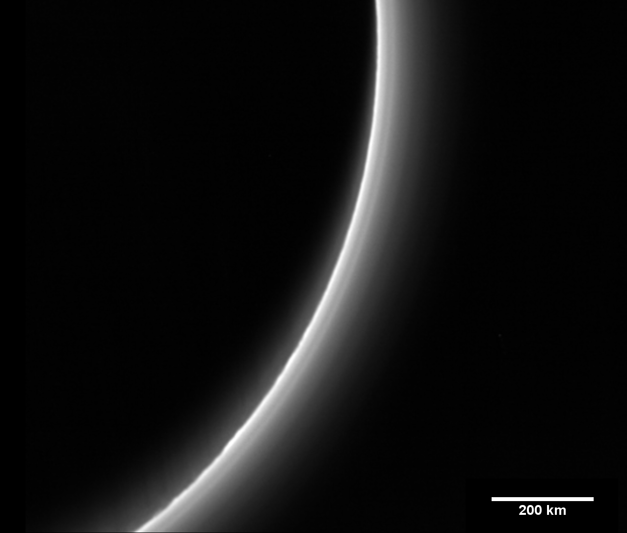 Jeux de lumière dans l'atmosphère de Pluton. Cette animation cumule six images prises avec le télescope Lorri de New Horizons le 14 juillet 2015, en contrejour. La luminosité des couches de brume varie d’environ 30 %. © Nasa, JHUAPL, SwRI