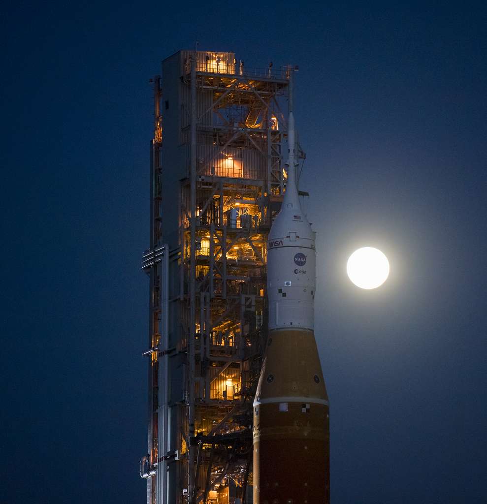 Le véhicule Orion et la Lune en point de mire. © Nasa