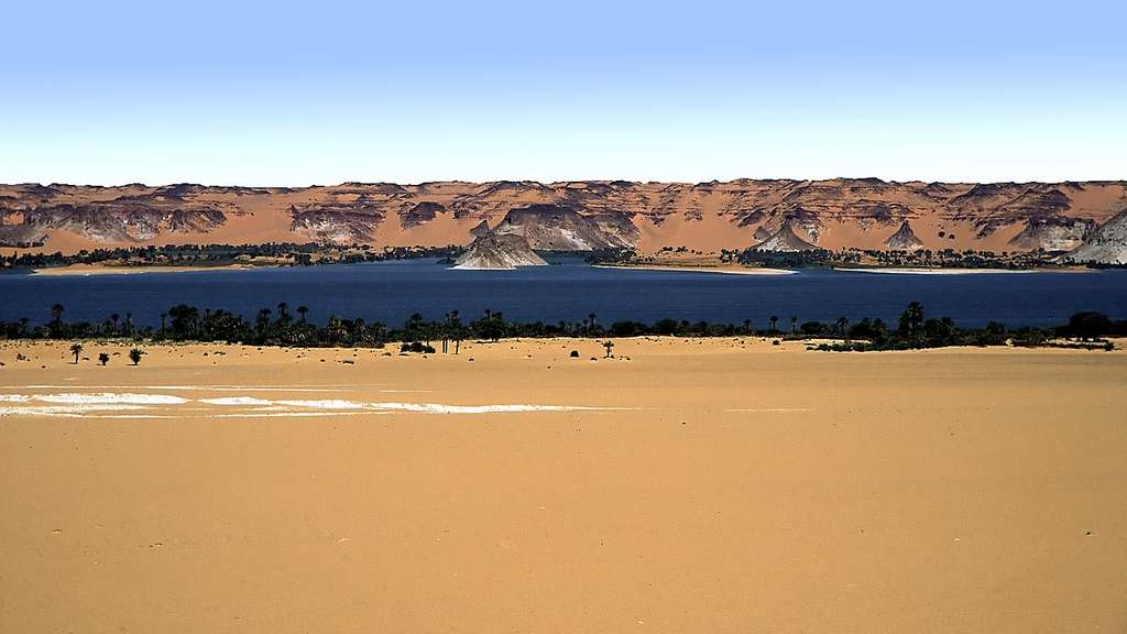 Le lac Teli dans l'oasis d'Ounianga Serir est l'un des lacs classés à l'Unesco. Il résiste à l'assèchement depuis plusieurs milliers d'années. © Jacques Taberlet, Wikimedia Commons, CC by-sa 3.0