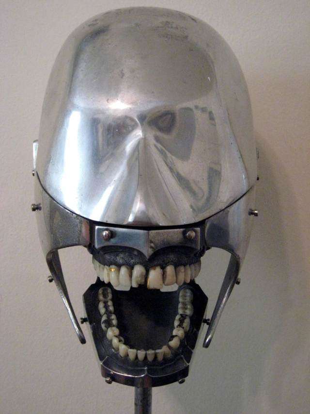 Un fantôme dentaire des années 1930 aux gencives de métal et dents humaines. © Source inconnue