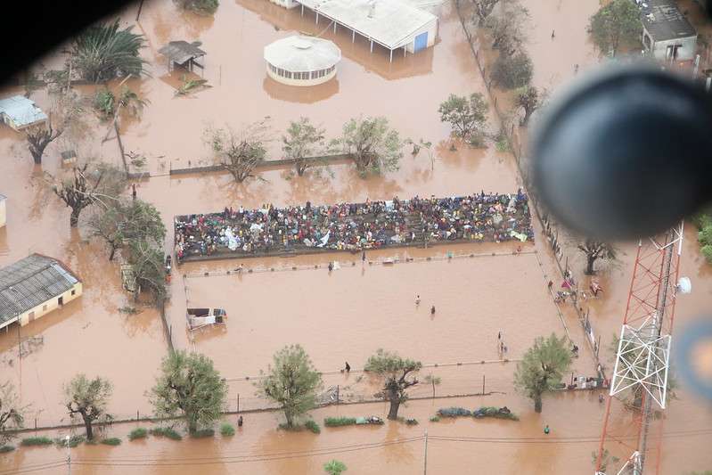 La population s'est réfugiée sur ls gradins d'un terrain de sport à la suite des inondations causées par le cyclone Idai au Mozambique. © DFID, UK Department for International Development, Flickr