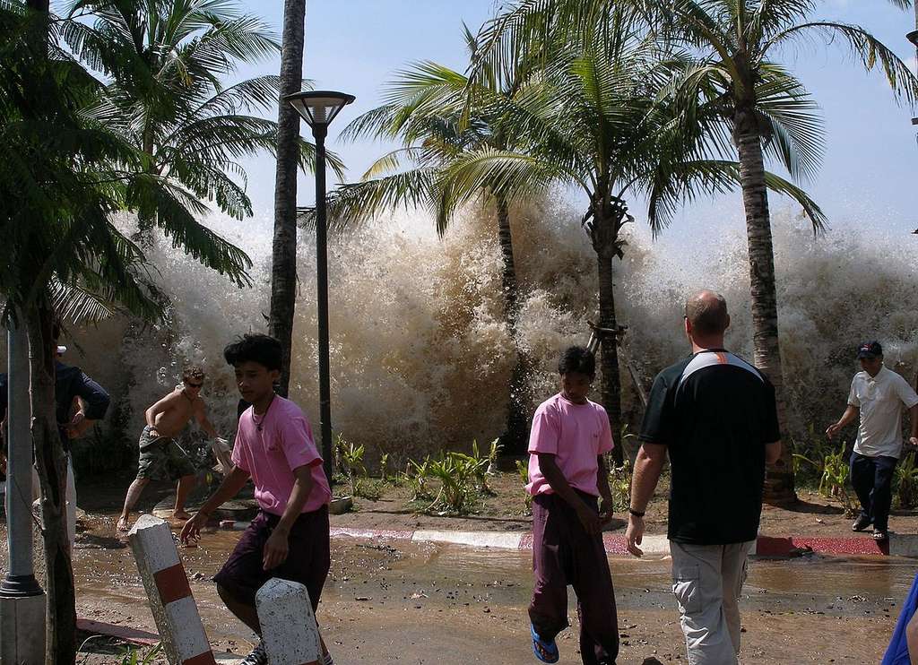 Arrivée du tsunami lors du séisme de Sumatra en 2004. Mettre en place des alertes précoces est essentiel pour sauver des vies. © David Rydevik, Wikimedia Commons, domaine public