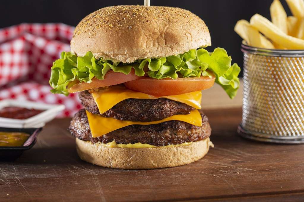 Le double cheeseburger (avec un buns + 2 steaks cuits de 100 g et 2 tranches de 20 g de fromage + tranches de tomates, cornichons, oignons, salade + sauce spéciale) pèse 11.900 g d’équivalent CO2. © amiraxgelcola, Pixabay, DP