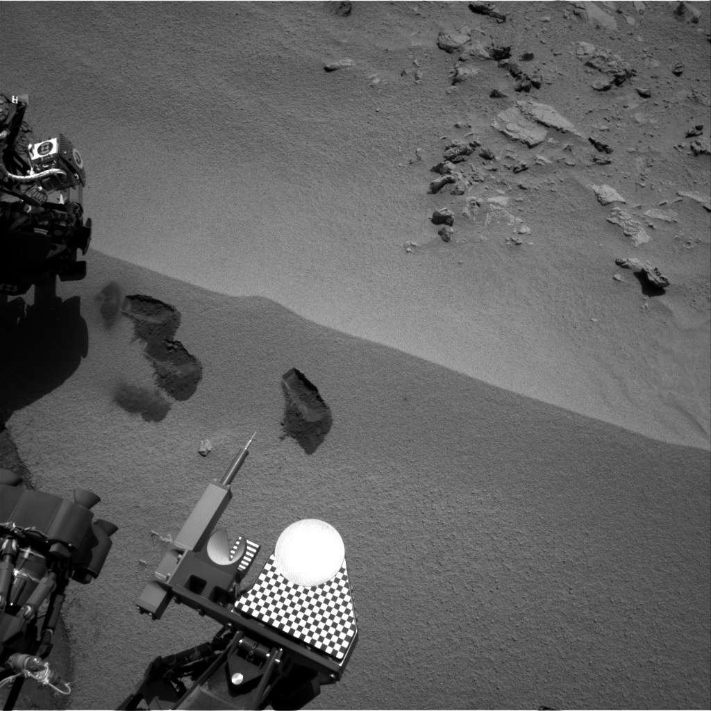 Les 3 premières traces de pelle de Curiosity sur le sol martien Les 3 premières traces de pelle de Curiosity sur le sol martien