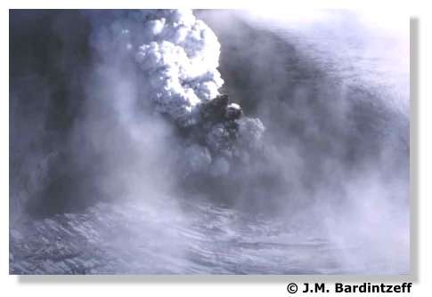 Eruption sous le glacier Vatnajökull en Islande le 9 octobre 1996. Une importante fissure, de 3 km de long et de 300 m de large, s'est ouverte. Un panache de cendres noires, éjectées à grande vitesse, côtoie un nuage blanc de vapeur d'eau