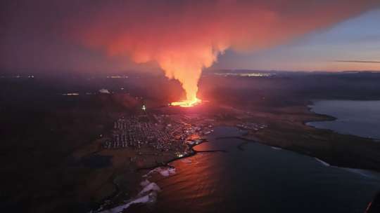 La lave aux portes de la ville de Grindavik lors de l'éruption du 14 janvier 2024. © Protection Civile, Björn Oddsson La lave aux portes de la ville de Grindavik lors de l'éruption du 14 janvier 2024. © Protection Civile, Björn Oddsson