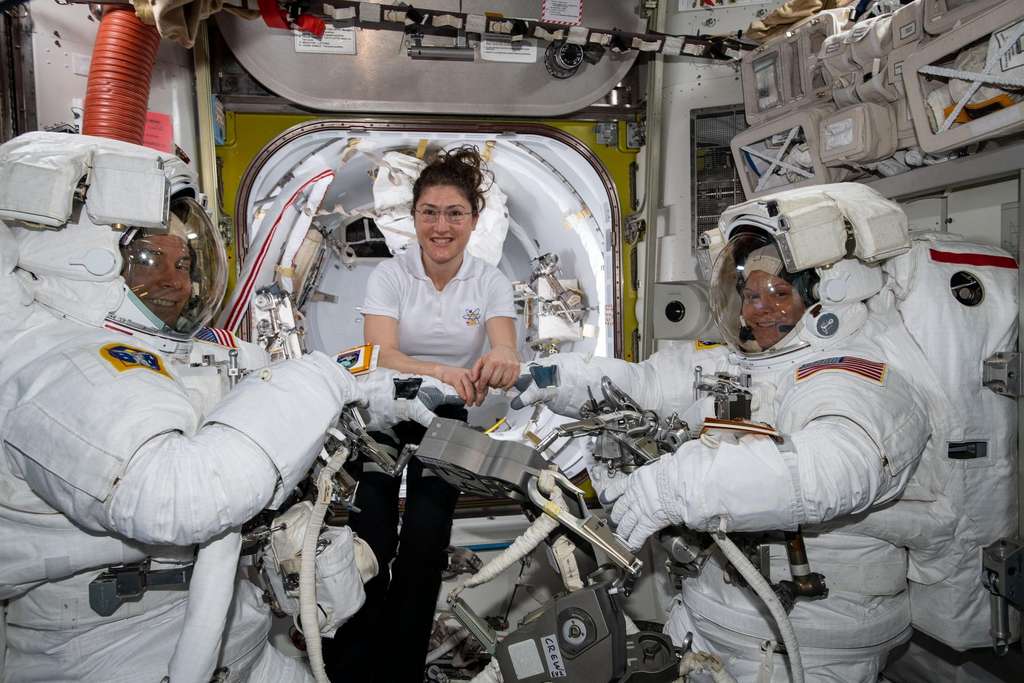 L'astronaute de la Nasa Christina Koch (au centre) aide ses compatriotes Anne McClain et Nick Hague à se préparer à leur sortie extravéhiculaire du 22 mars 2019. © Nasa